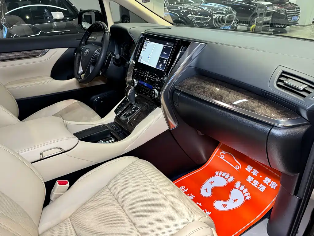 Toyota Alphard 2023 — фото 12