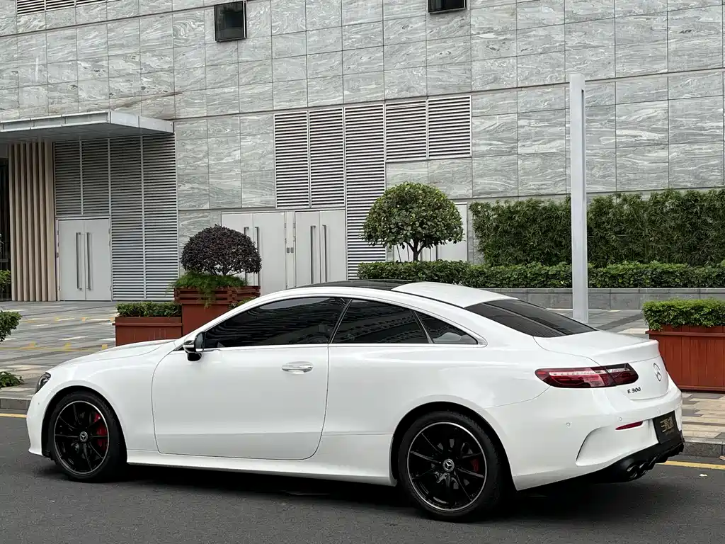 Mercedes-Benz E-Class 2022 — фото 4