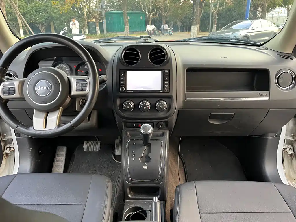 Jeep Freelancer 2015 — фото 13