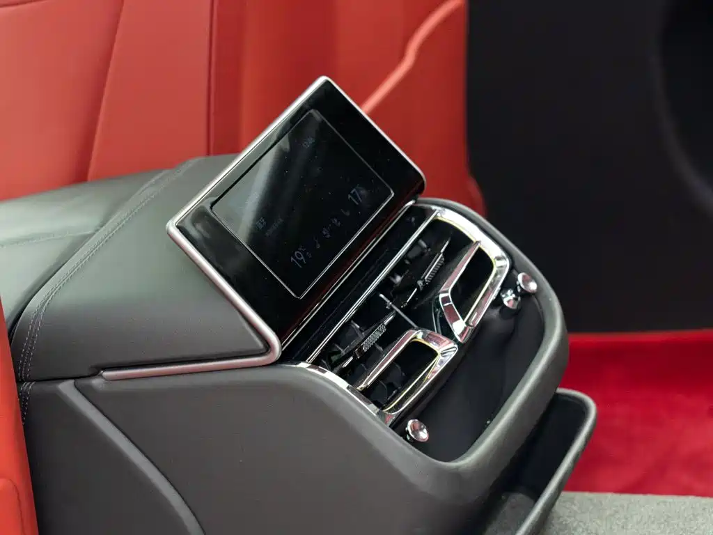 Bentley Flying Spur 2024 — фото 14