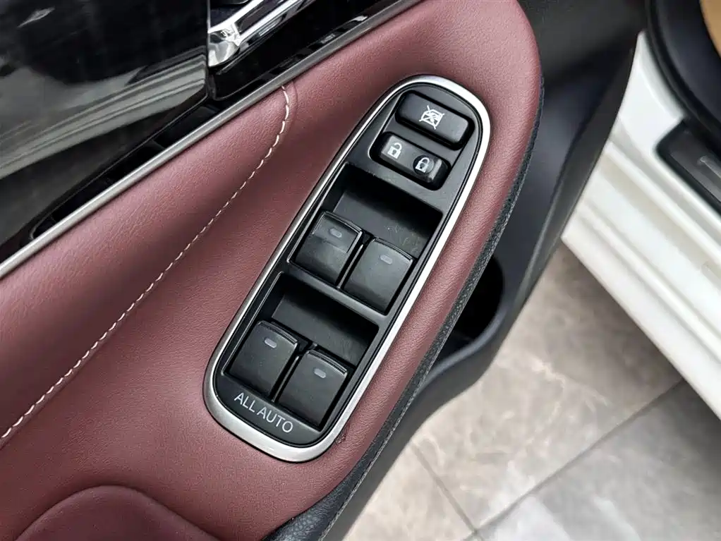 Toyota Crown 2017 — фото 15