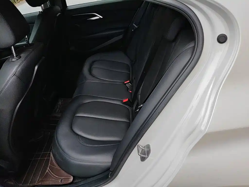 BMW 1 Series 2019 — фото 17