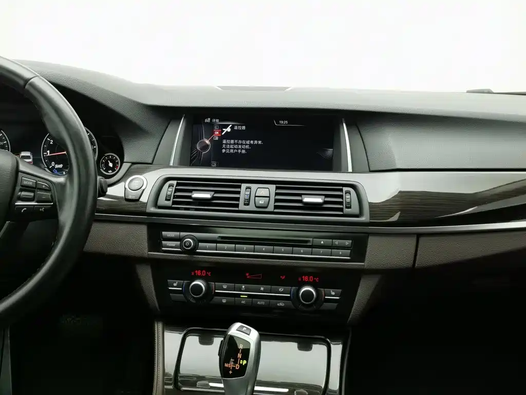 BMW 5 Series 2015 — фото 12