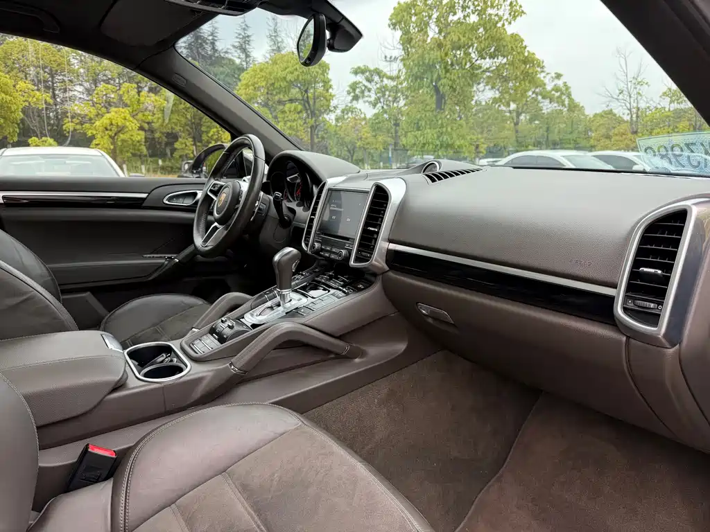 Porsche Cayenne 2017 — фото 16