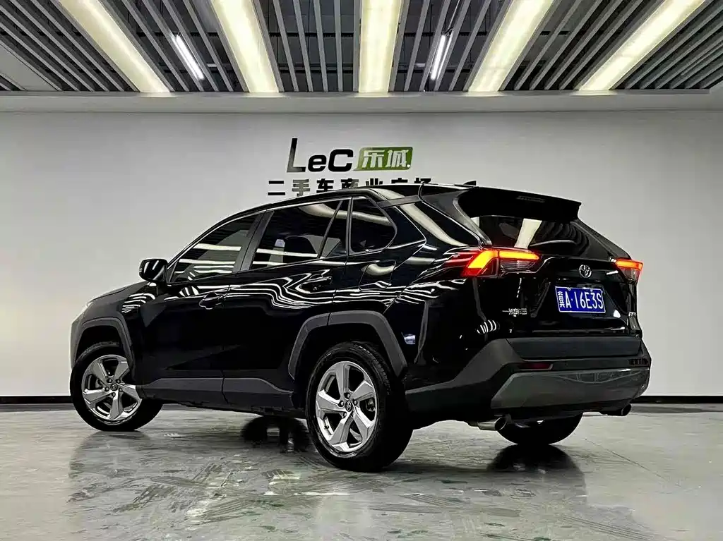 Toyota RAV4 2023 — фото 4
