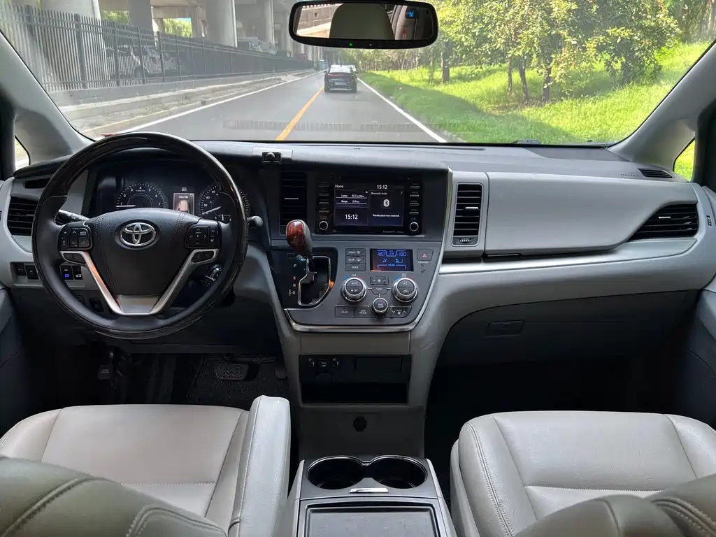 Toyota Sienna 2019 — фото 12