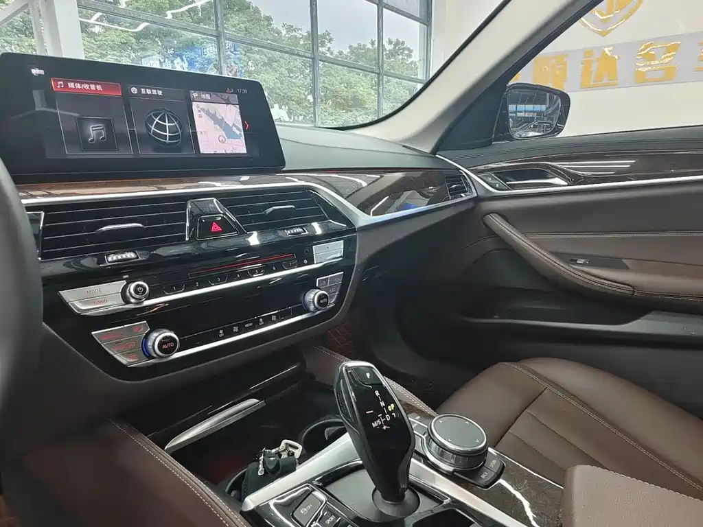 BMW 5 Series 2019 — фото 13