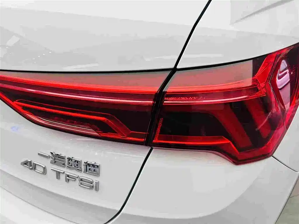 Audi Q3 2019 — фото 12