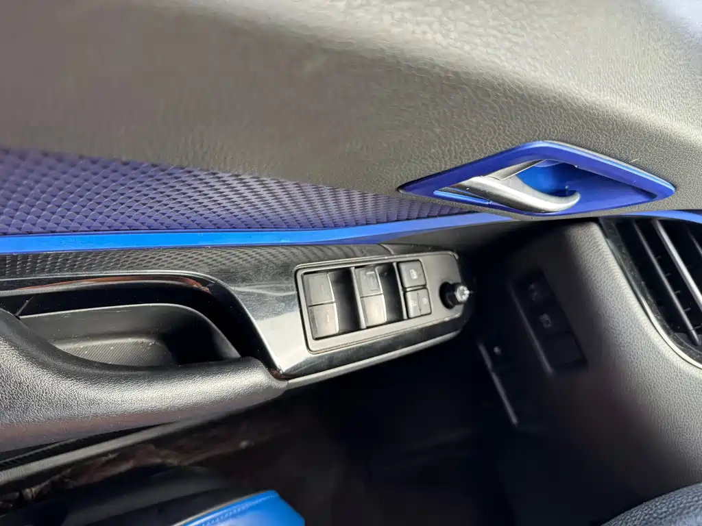 Toyota C-HR 2019 — фото 11