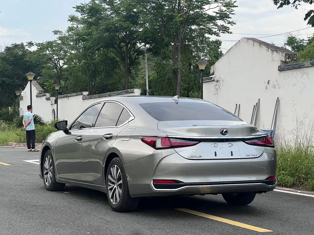 Lexus ES 2019 — фото 4
