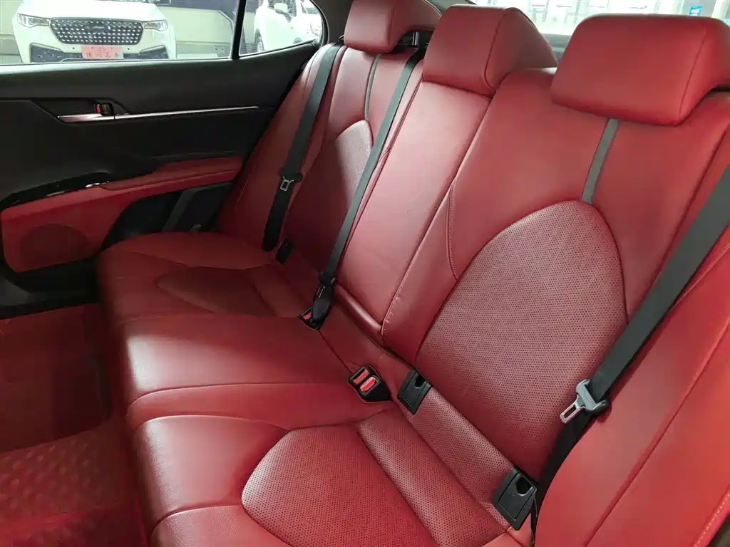 Toyota Camry 2018 — фото 17