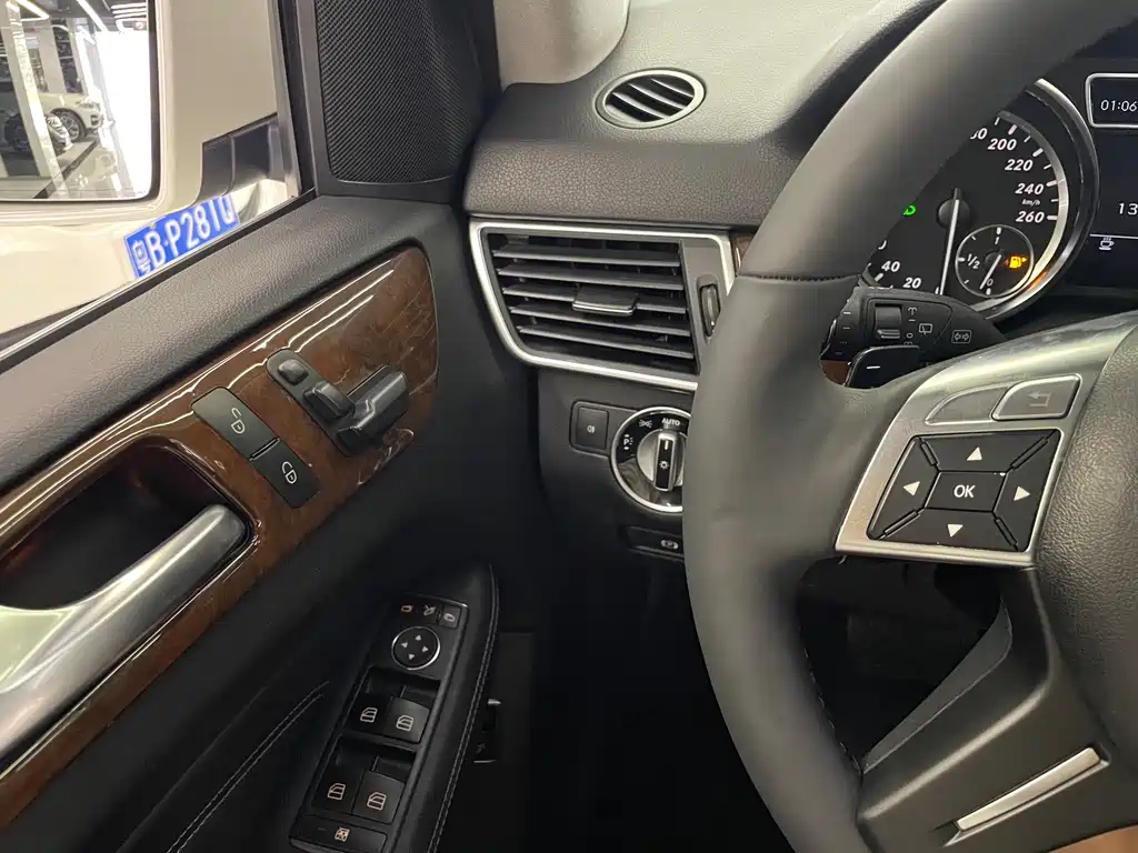 Mercedes-Benz M-Class 2012 — фото 15