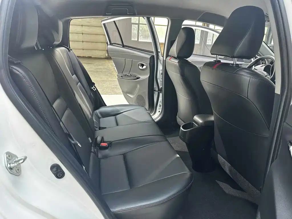 Toyota Yaris L 2022 — фото 16