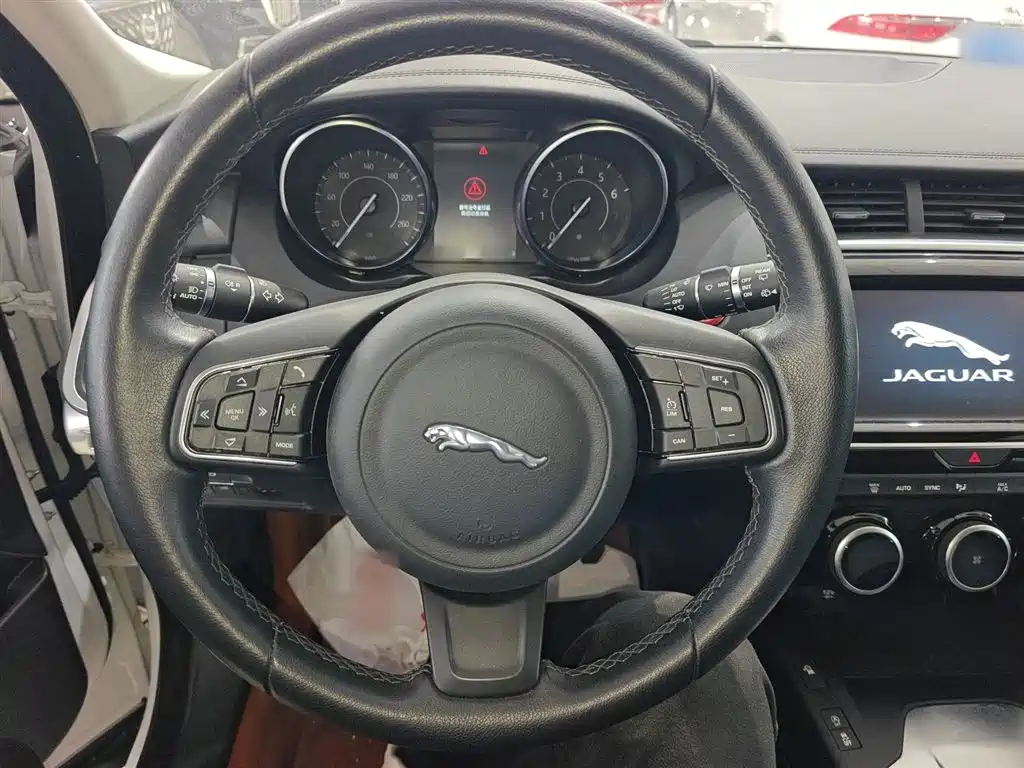 Jaguar E-PACE 2023 — фото 11