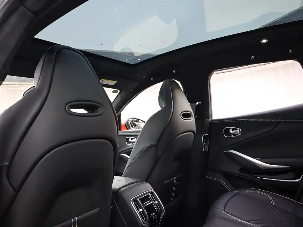 Aston Martin DBX 2025 — фото 20