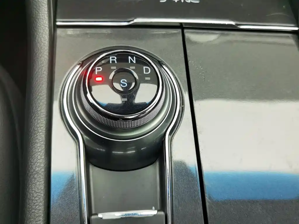 Ford Taurus 2018 — фото 13