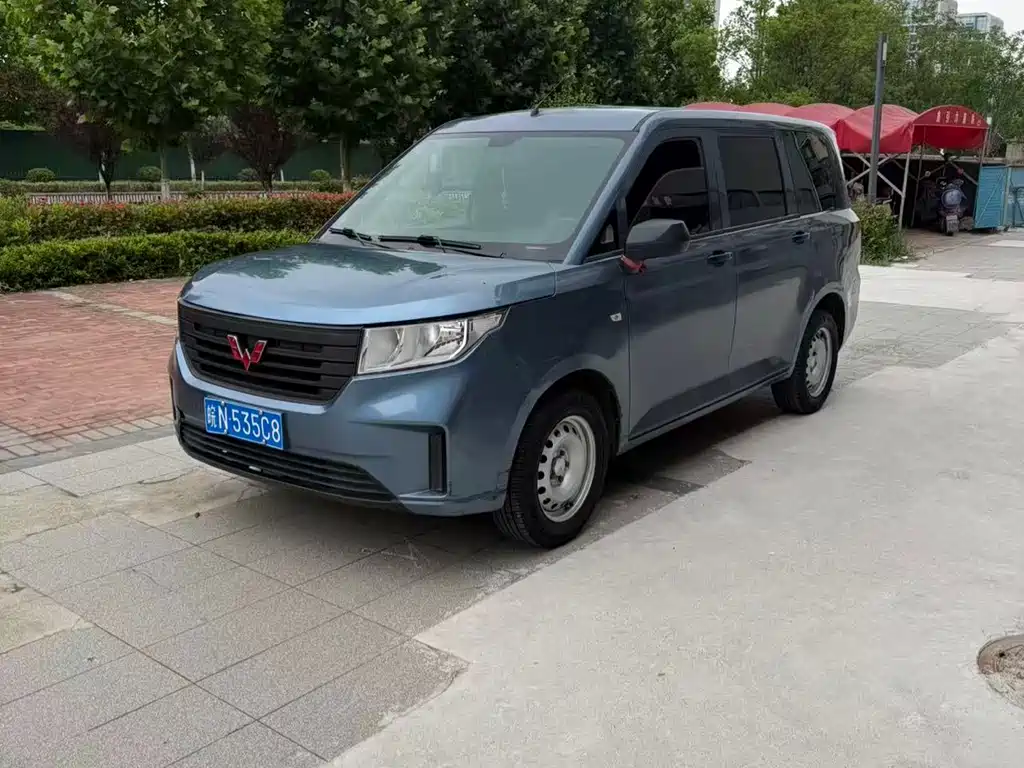 Wuling Hongguang PLUS 2023 — фото 1