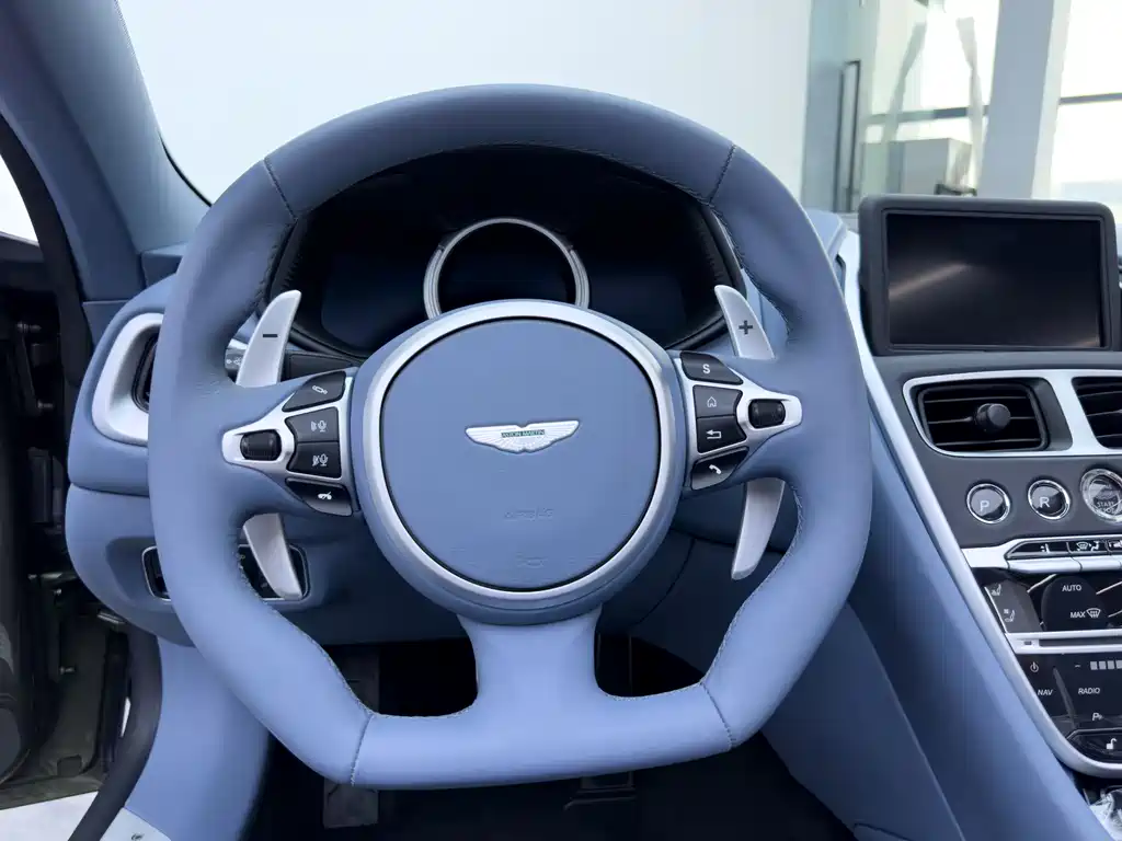 Aston Martin DB11 2023 — фото 20