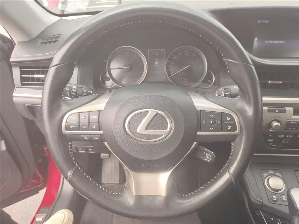 Lexus ES 2017 — фото 10