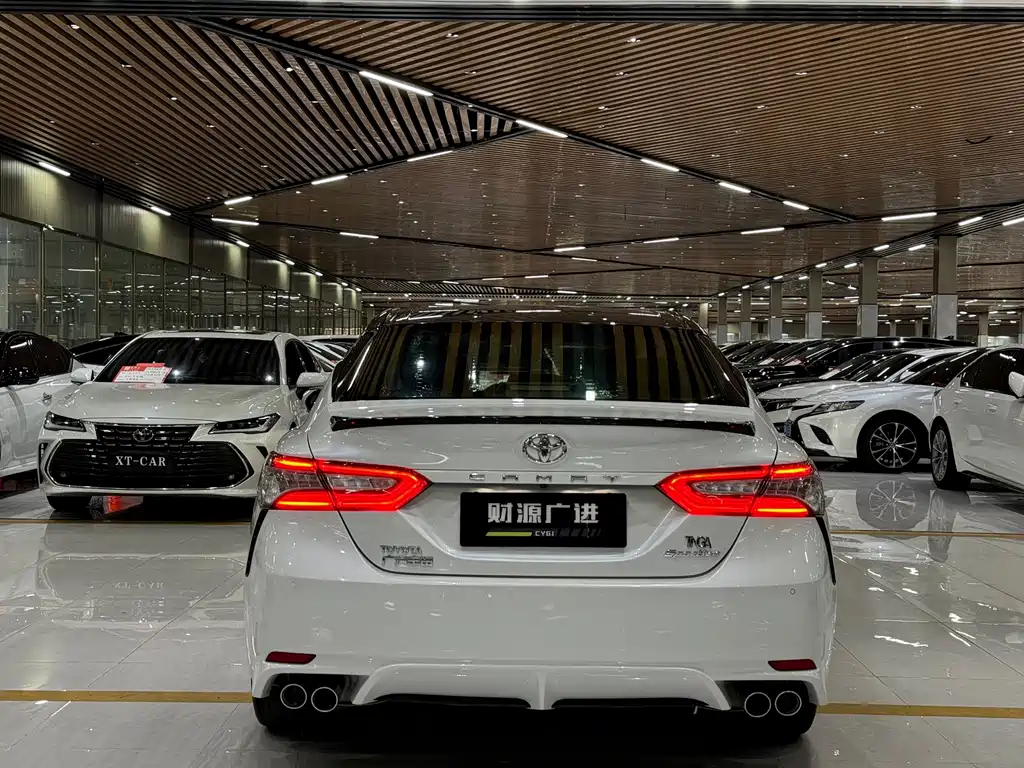 Toyota Camry 2018 — фото 12