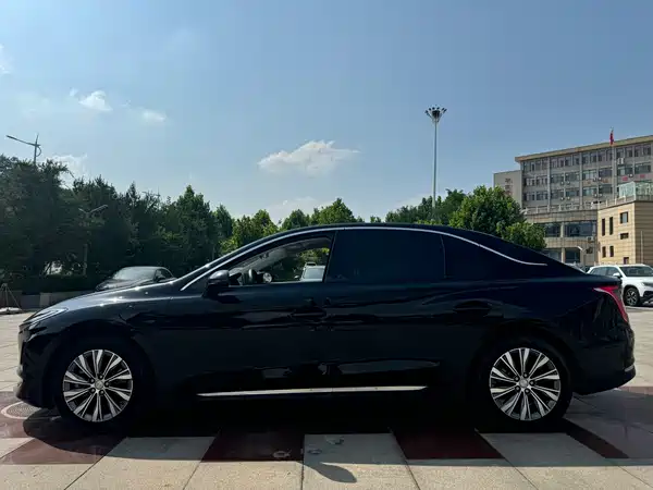 Hongqi E-QM5 2022