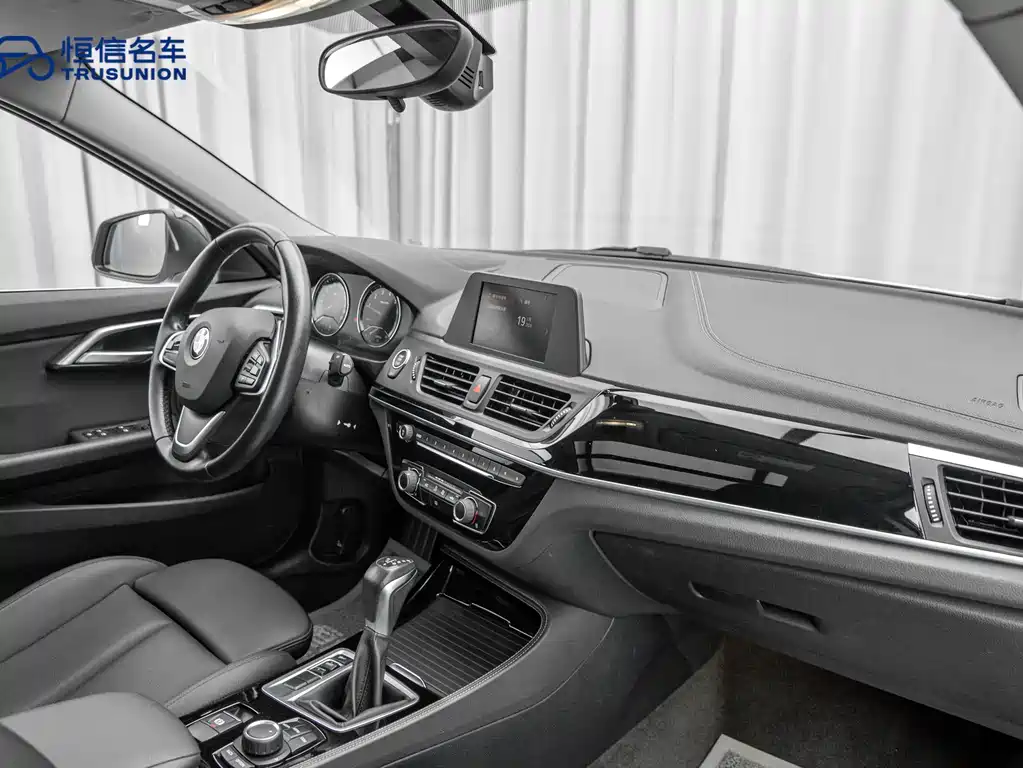 BMW 1 Series 2019 — фото 13