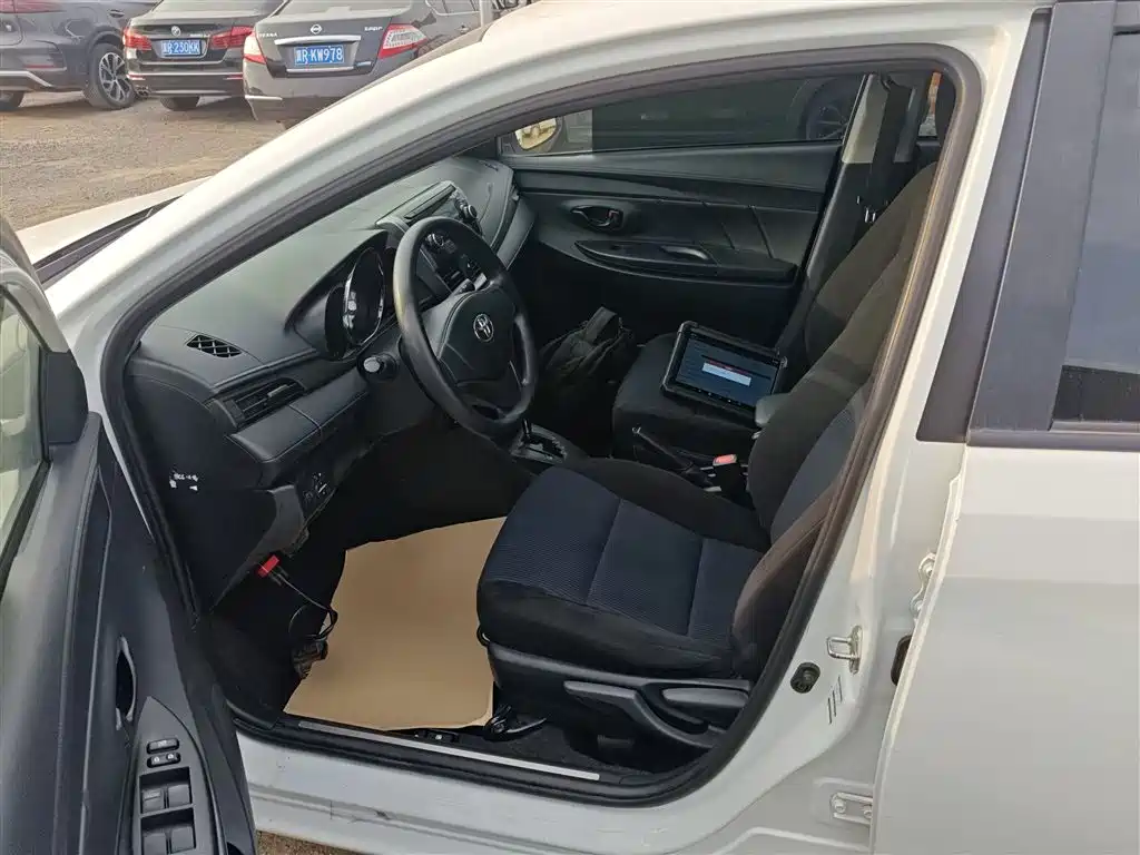Toyota Yaris L 2018 — фото 11