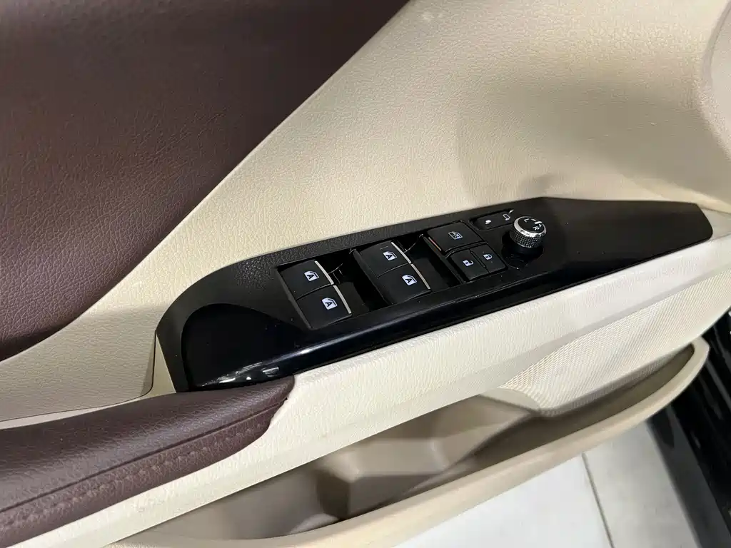 Toyota Camry 2018 — фото 9