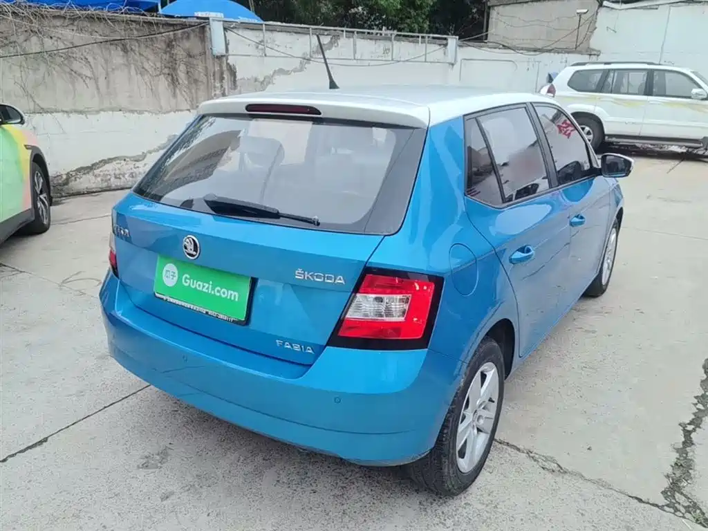 Skoda Fabia 2015 — фото 7
