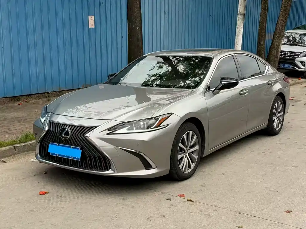 Lexus ES 2020 — фото 1
