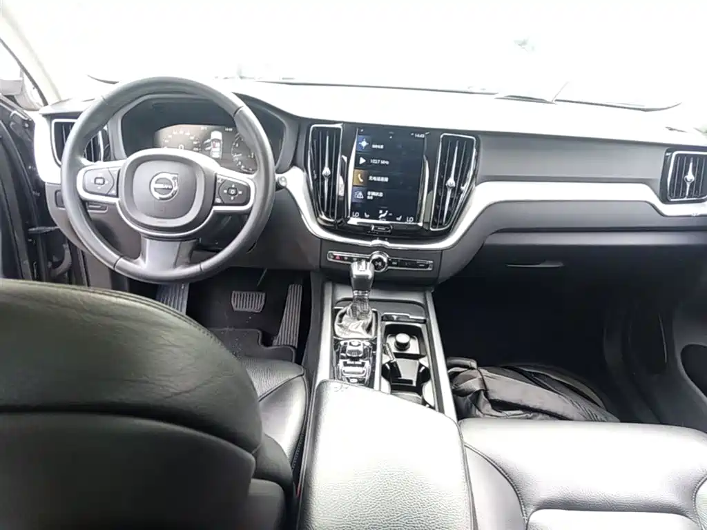 Volvo XC60 2019 — фото 10