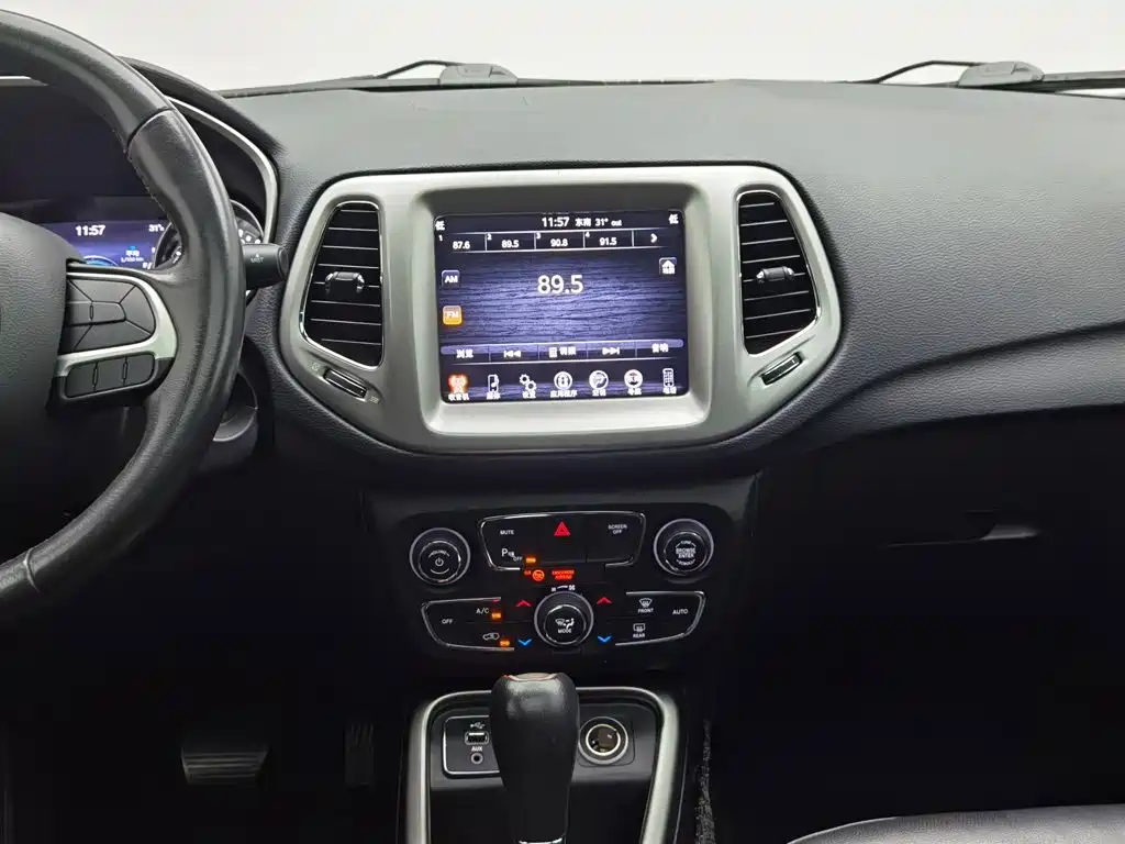 Jeep Compass 2017 — фото 12