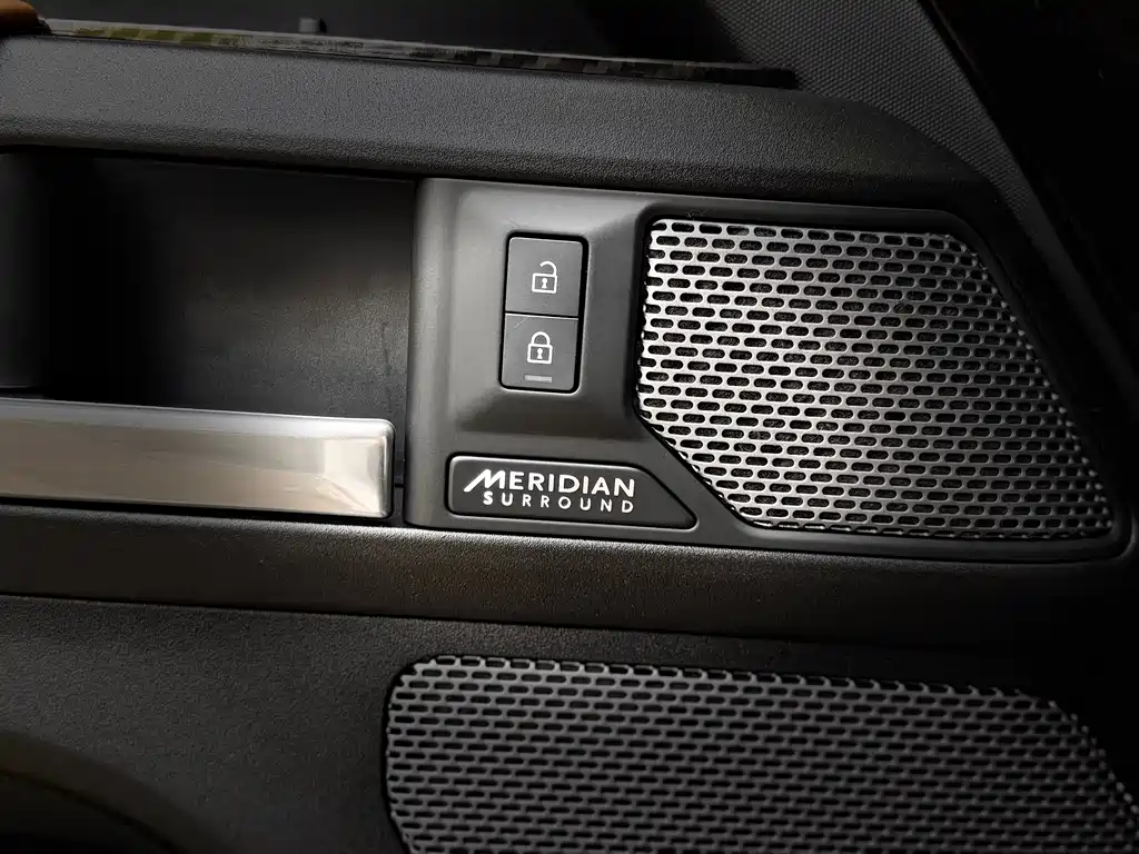 Land Rover Defender 2024 — фото 11