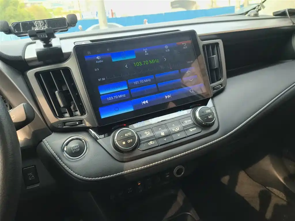 Toyota RAV4 2018 — фото 13