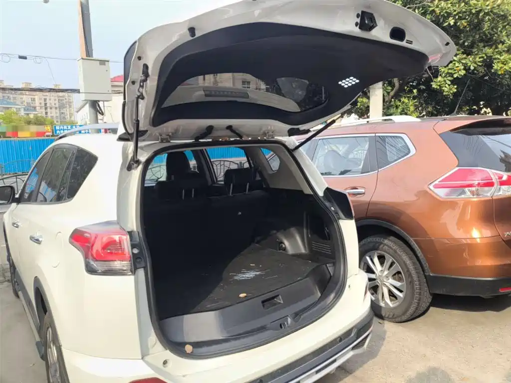 Toyota RAV4 2018 — фото 19