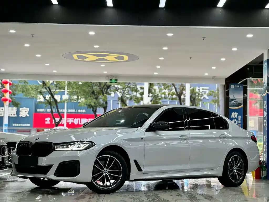 BMW 5 Series 2023 — фото 10