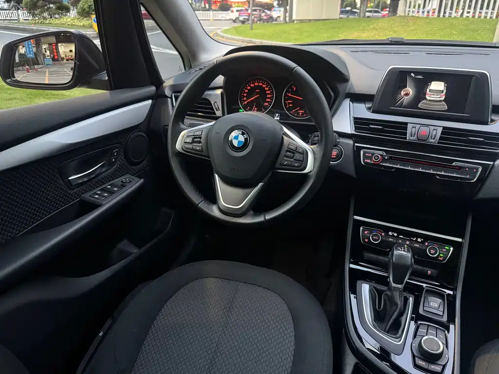 BMW 2 Series Station Wagon 2017 — фото 14