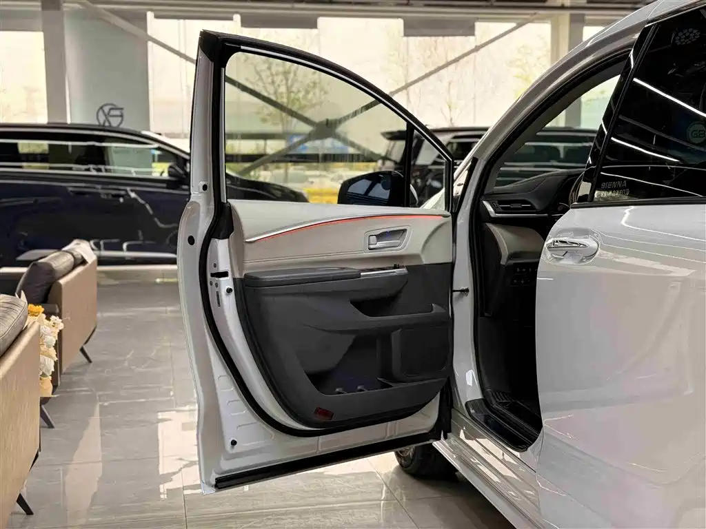Toyota Sienna 2023 — фото 23