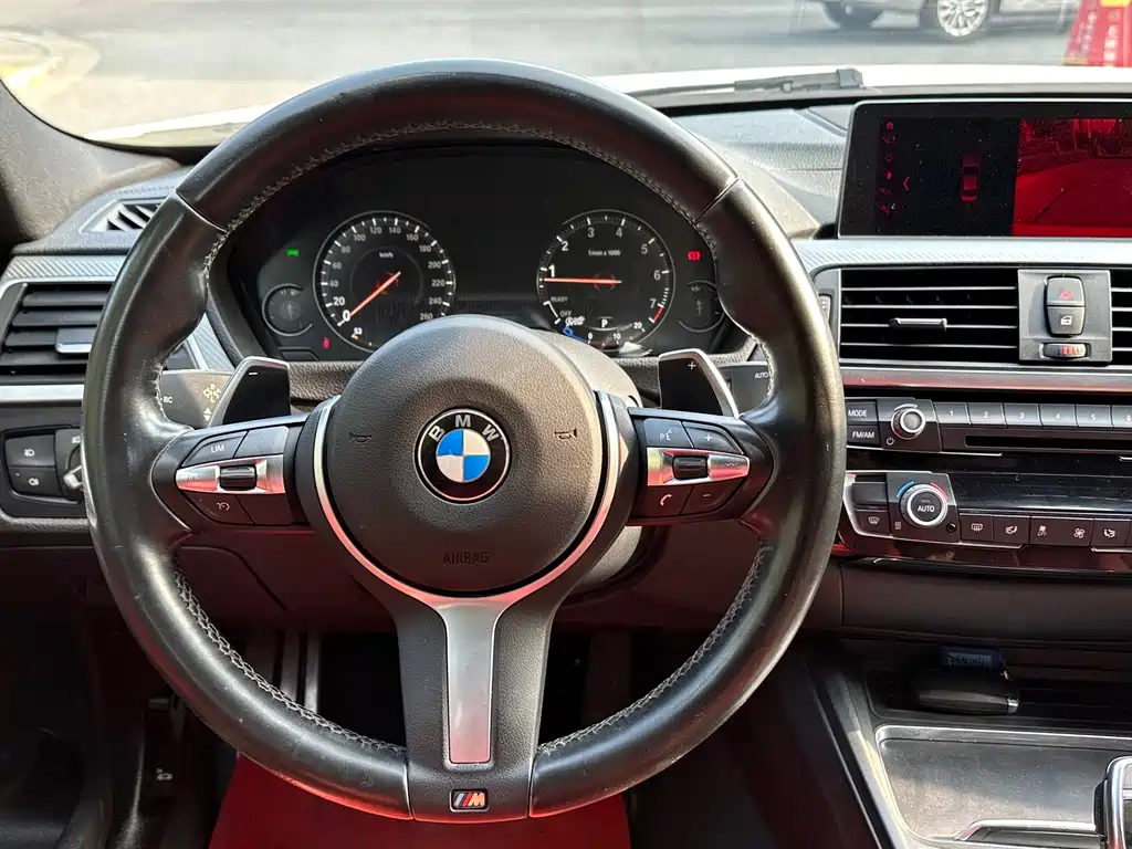 BMW 3 Series 2019 — фото 18