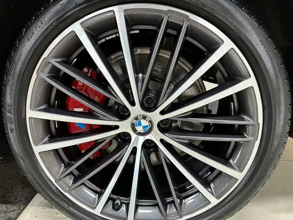 BMW 5 Series 2019 — фото 16