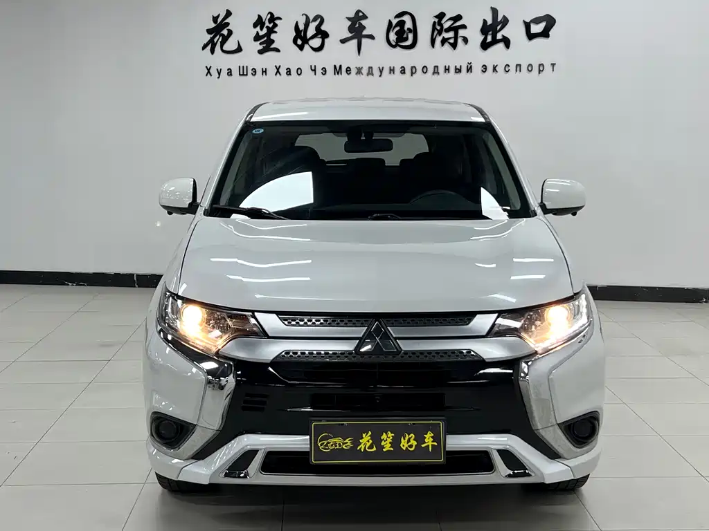 Mitsubishi Outlander 2022 — фото 2