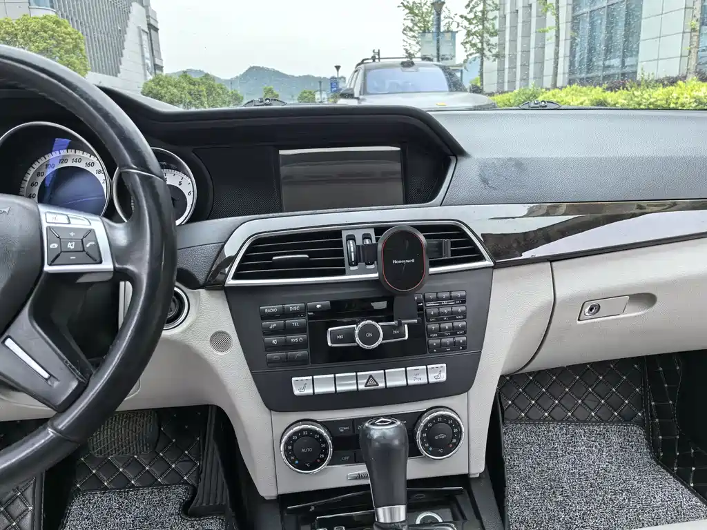 Mercedes-Benz C-Class 2011 — фото 15