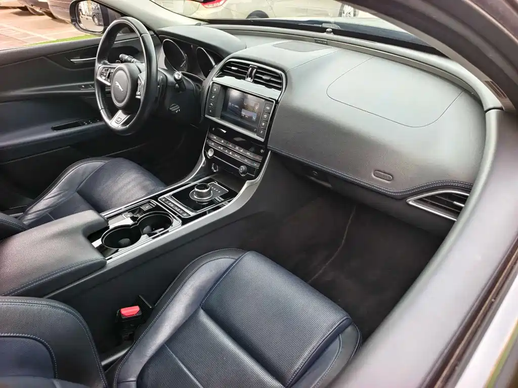 Jaguar XE 2017 — фото 13