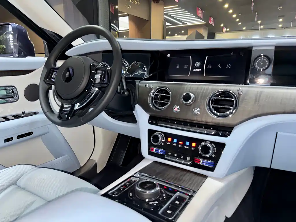 Rolls-Royce Ghost 2023 — фото 18