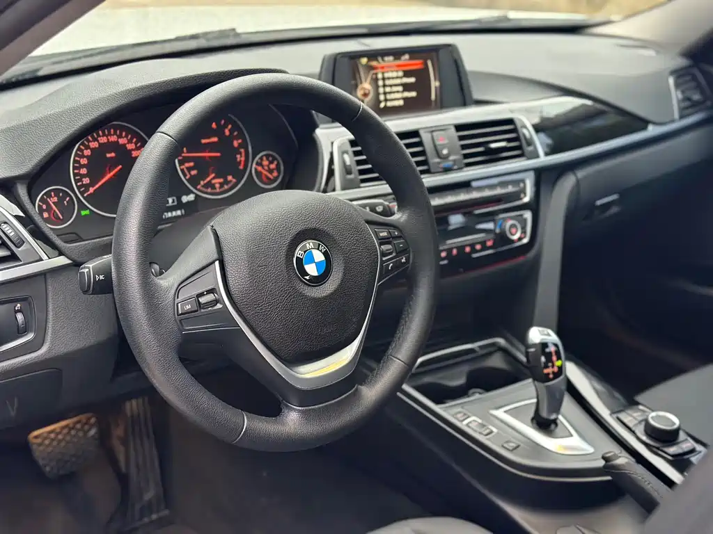 BMW 3 Series 2017 — фото 16