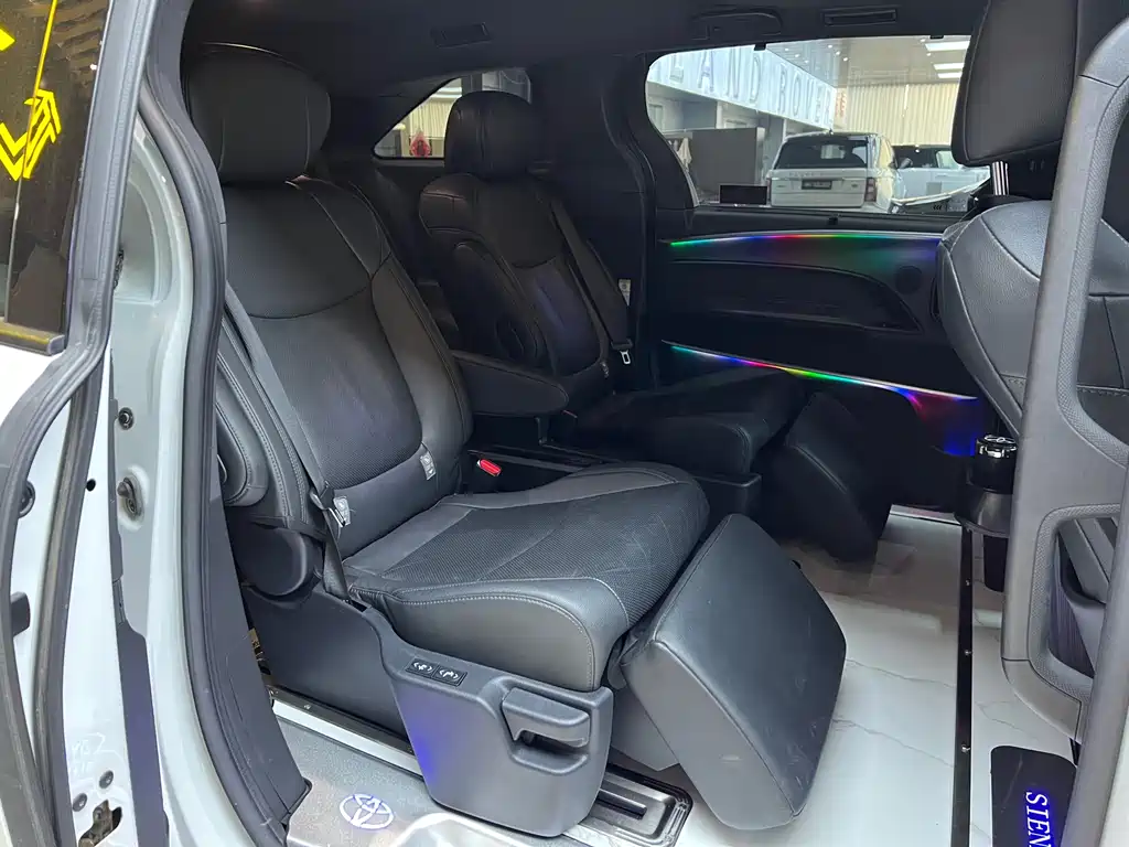 Toyota Sienna 2023 — фото 10