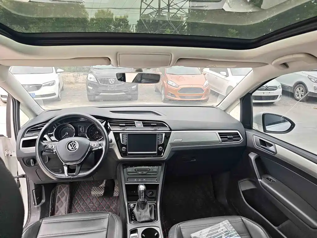Volkswagen Touran 2023 — фото 11