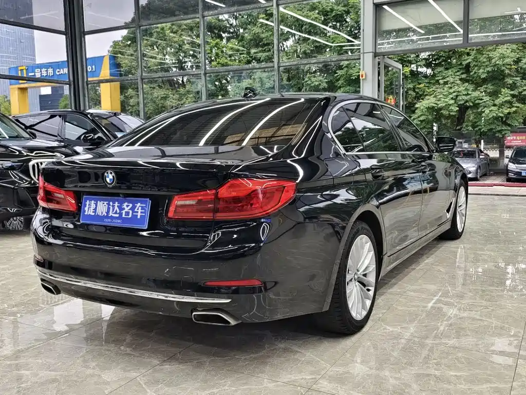 BMW 5 Series 2019 — фото 17