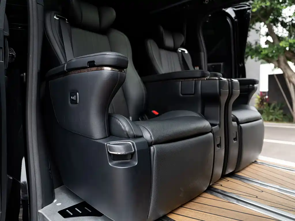 Toyota Alphard 2020 — фото 8