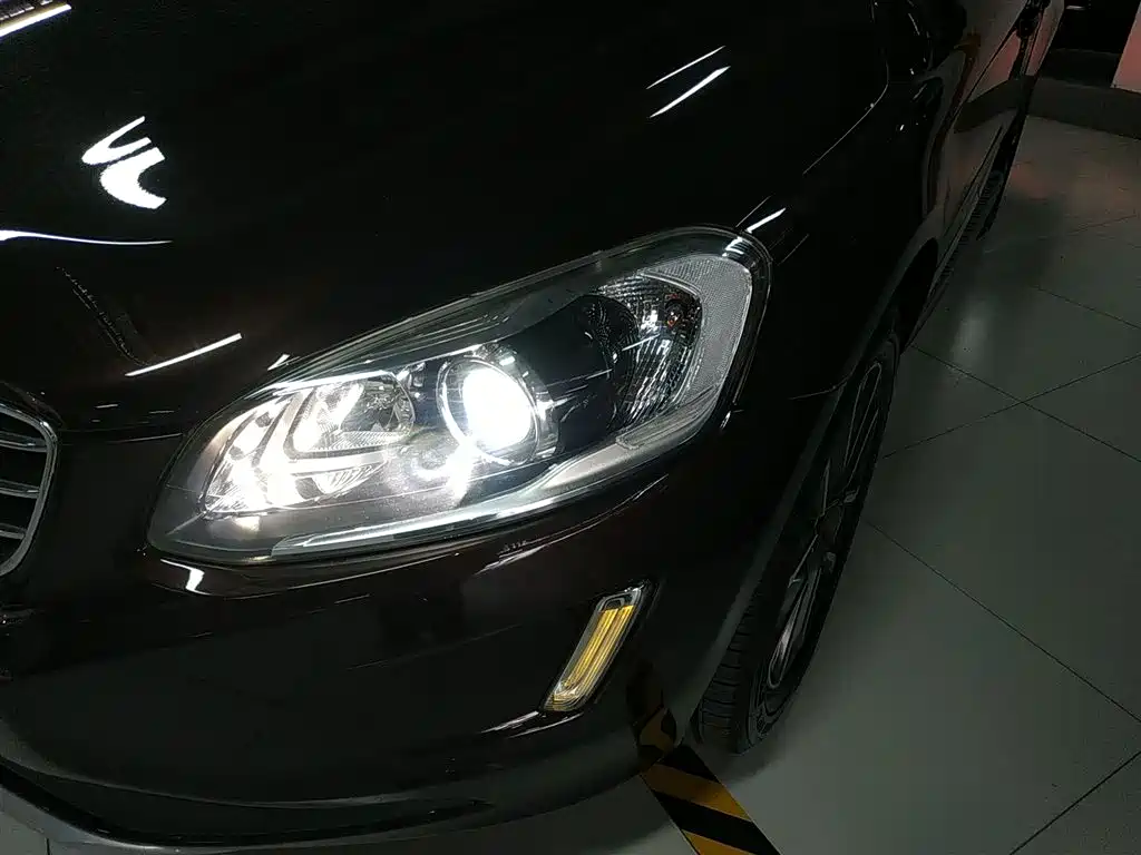 Volvo XC60 2017 — фото 18